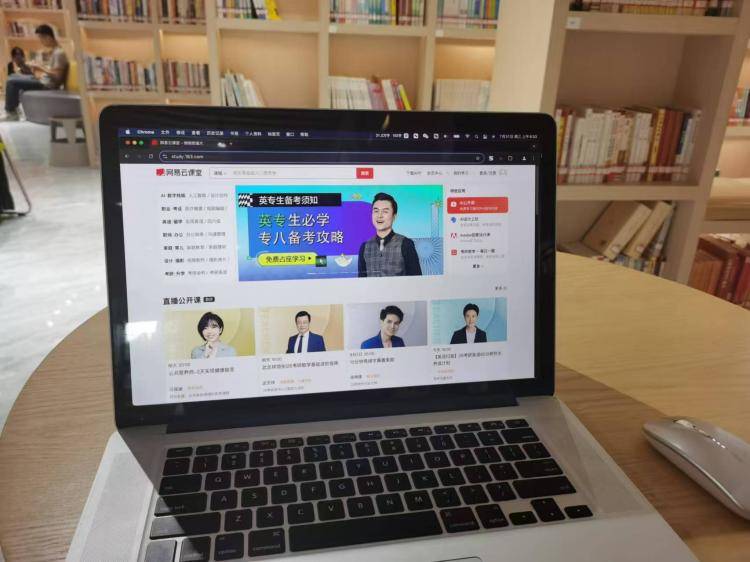 手工羽毛扇網(wǎng)站如何憑借傳統(tǒng)工藝傳承擴大流量？同行都是怎么做的？